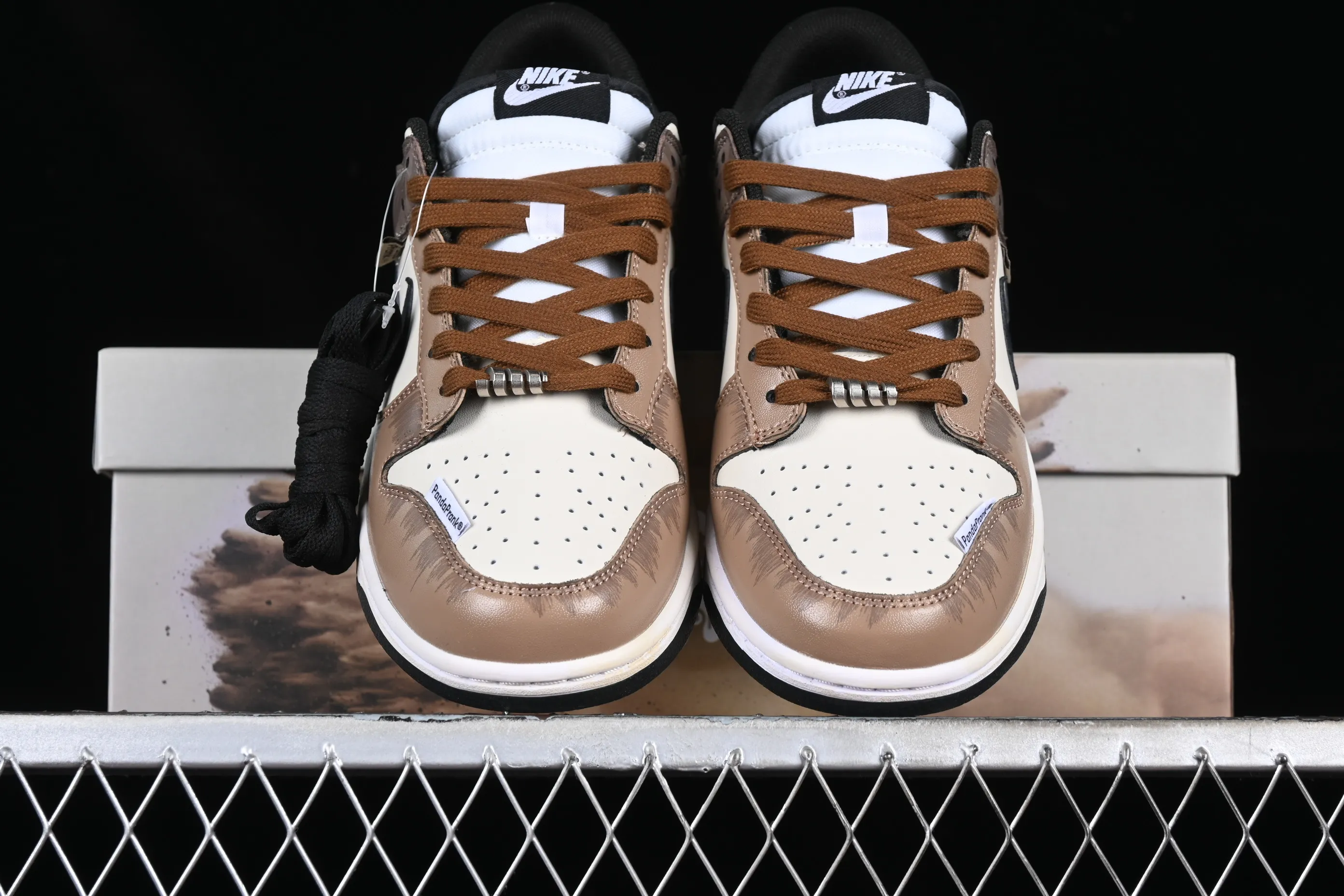 All Categories Nk SB Dunk Series Nk SB Dunk Low Low-top Sneakers Customized Big Box Nk Dunk Low Panda Prank Street Racing Rusty Brown and White SB Strap Low-top Casual Sneakers DD1391-100